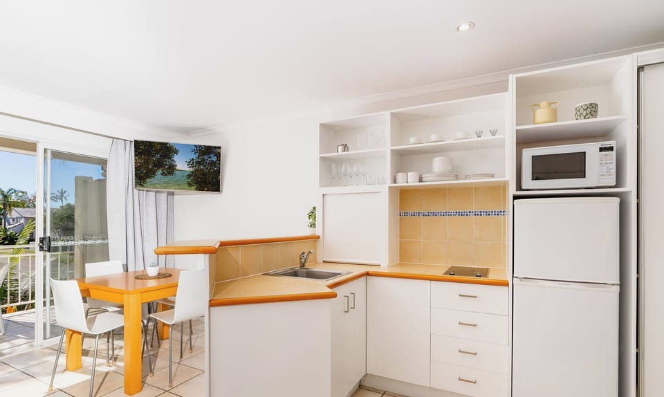 Standard Studio, 1 Queen Bed, Garden View | Private kitchenette | Coffee/tea maker, full-size fridge, microwave, stovetop