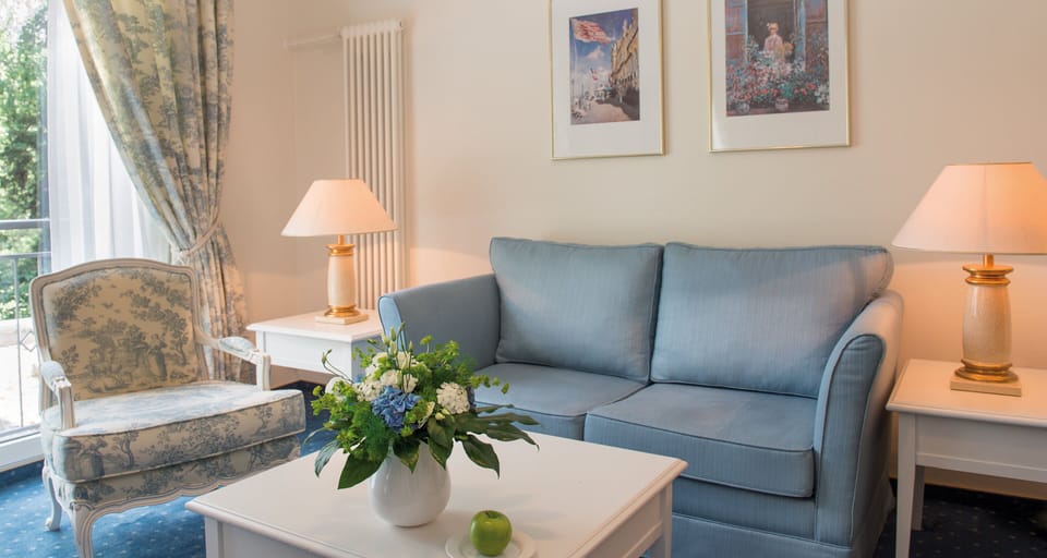 Junior Suite | Living area | 32-inch TV with satellite channels