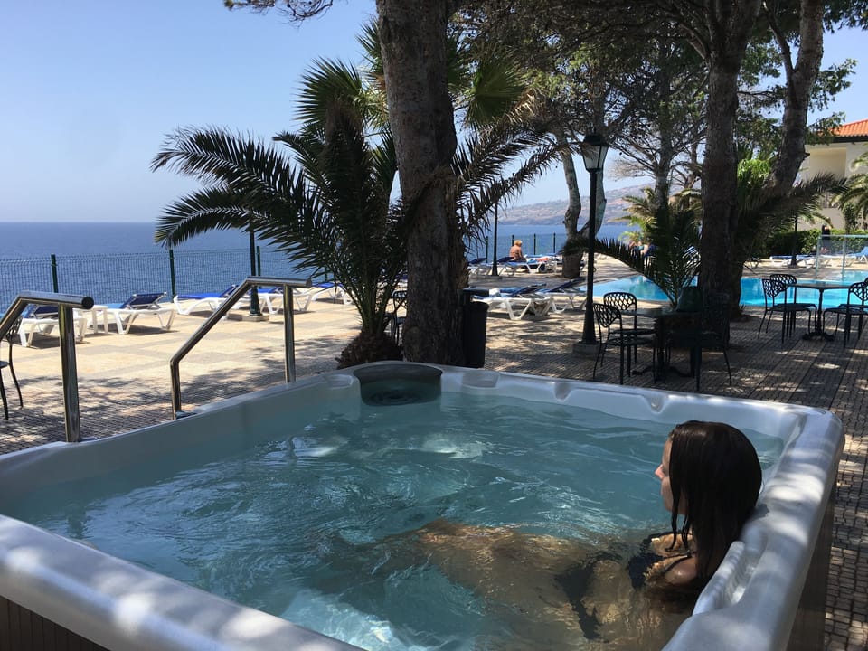 Outdoor spa tub