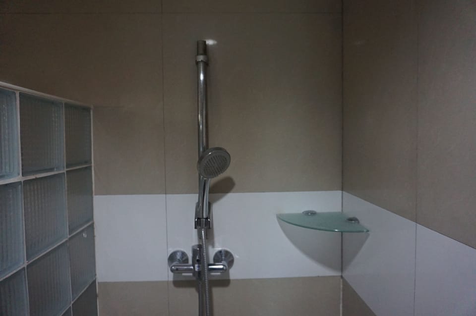 Standard Double Room | Bathroom shower