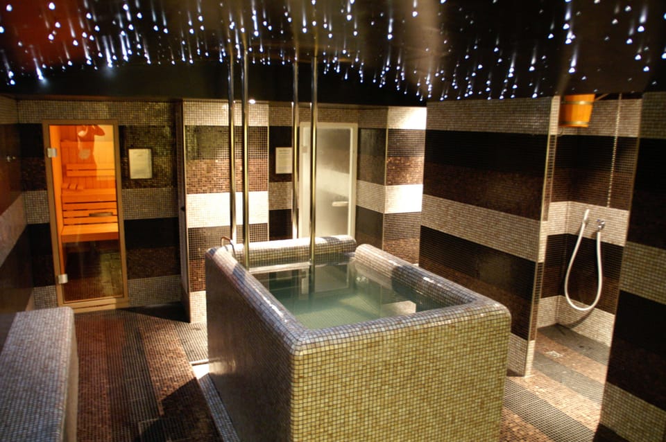 Sauna, hot tub, Turkish bath, body treatments, facials
