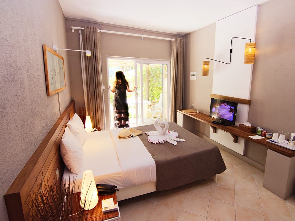 Standard Room | Minibar, in-room safe, desk, blackout drapes