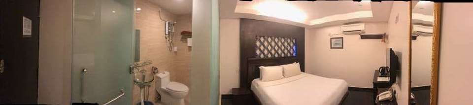 Single King | Desk, iron/ironing board (on request), WiFi (free)