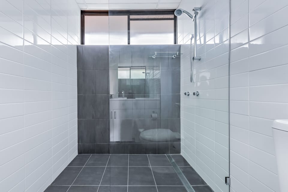 Superior Studio Apartment | Bathroom | Combined shower/tub, rainfall showerhead, free toiletries, hair dryer