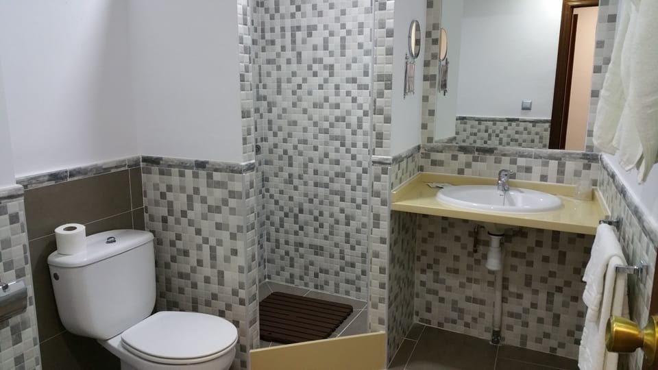 Double or Twin Room | Bathroom | Free toiletries, bidet, towels