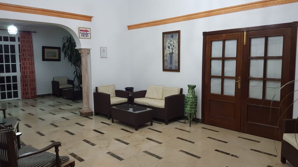 Lobby lounge