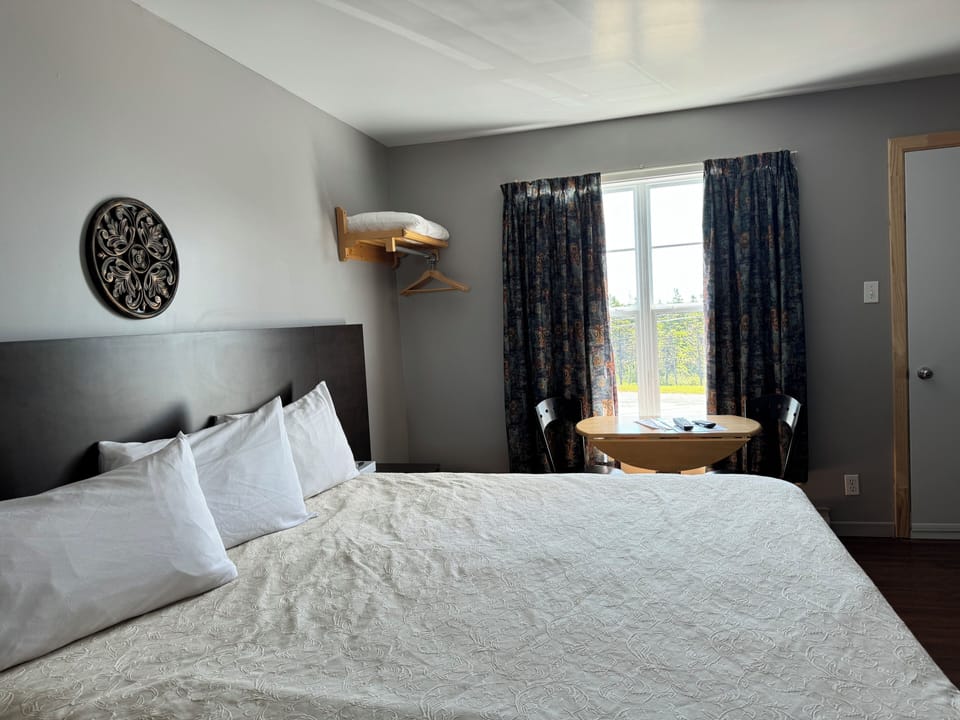 Standard Room, 1 Queen Bed | Desk, free WiFi, bed sheets