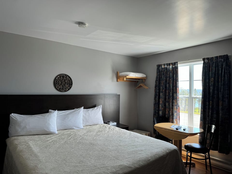 Standard Room, 1 Queen Bed | Desk, free WiFi, bed sheets
