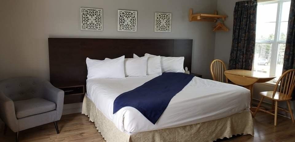 Standard Room, 1 Queen Bed | Desk, free WiFi, bed sheets