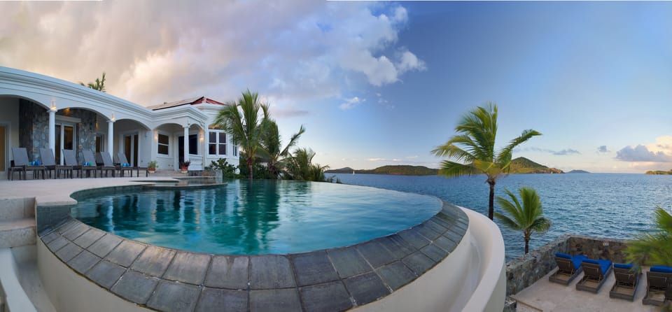 Infinity edge pool and ho tub