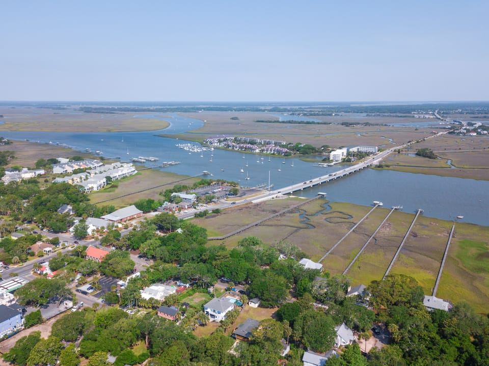 This property is a 5-8 min walk to Folly beach and just a block from the center of Folly where you can find the framer's market, local eateries shops and more.
