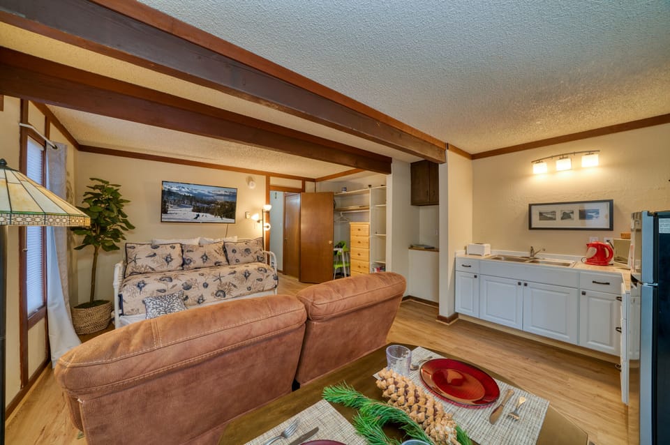 Two separate bedrooms with a bath between in the hallway.  Doors on all rooms. 