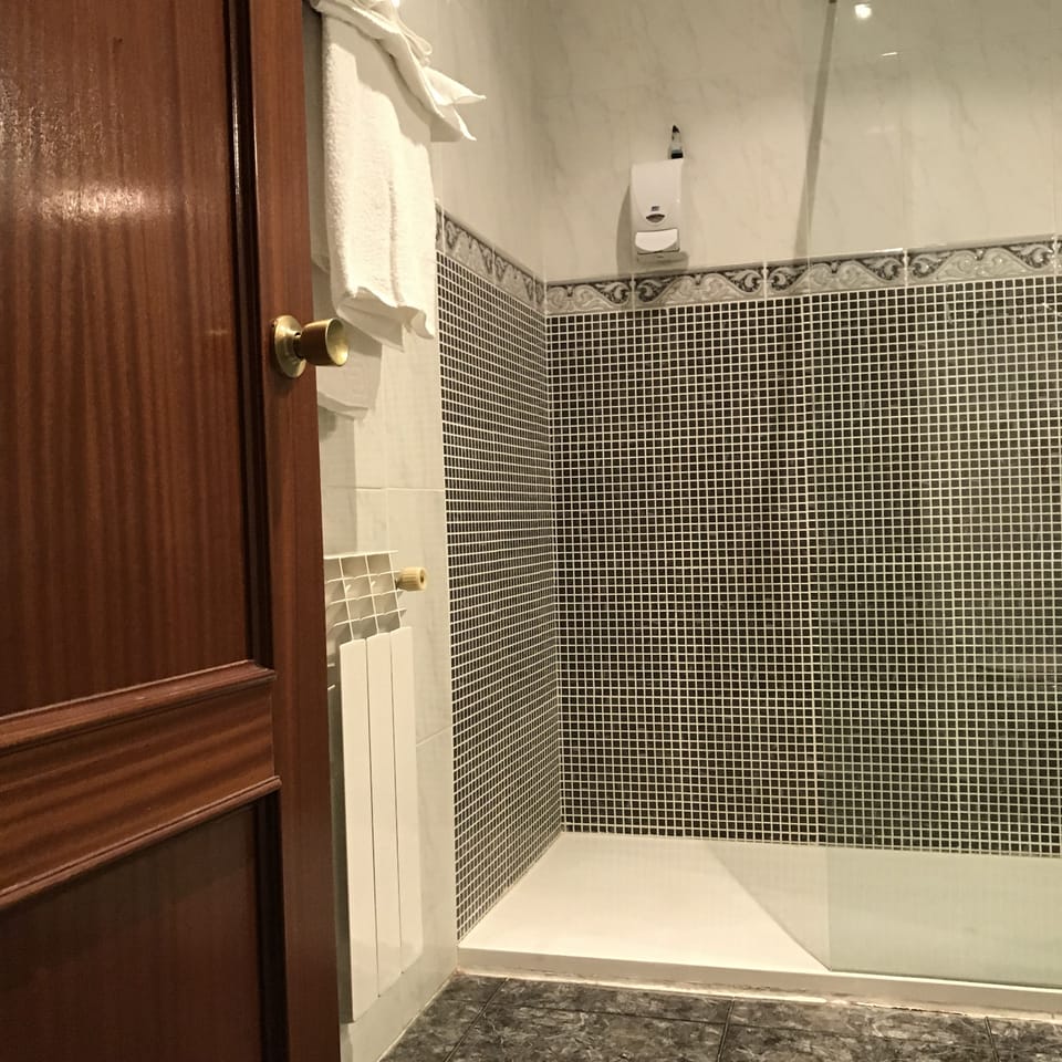 Basic Double or Twin Room, 2 Twin Beds, Non Smoking | Bathroom | Towels