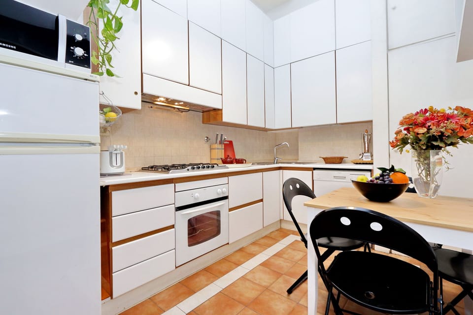 Full-size fridge, microwave, stovetop, dishwasher
