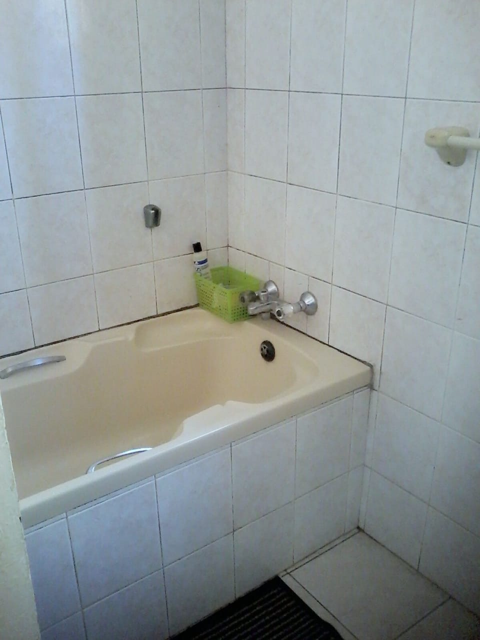 Deep soaking bathtub