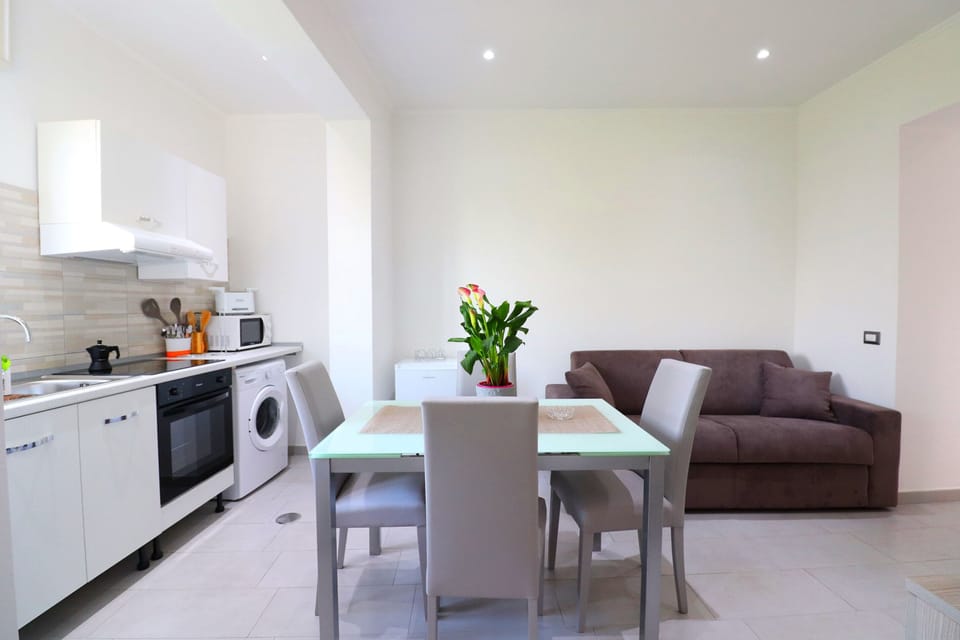 City Apartment, 1 Bedroom | Dining room