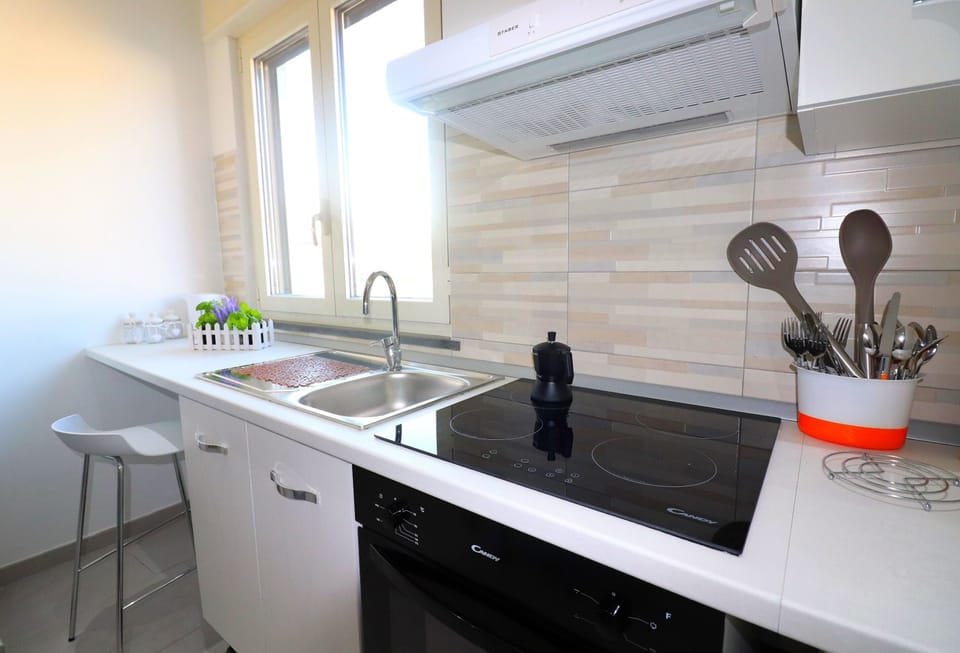 City Apartment, 1 Bedroom | Private kitchen | Full-size fridge, stovetop, electric kettle, cookware/dishes/utensils