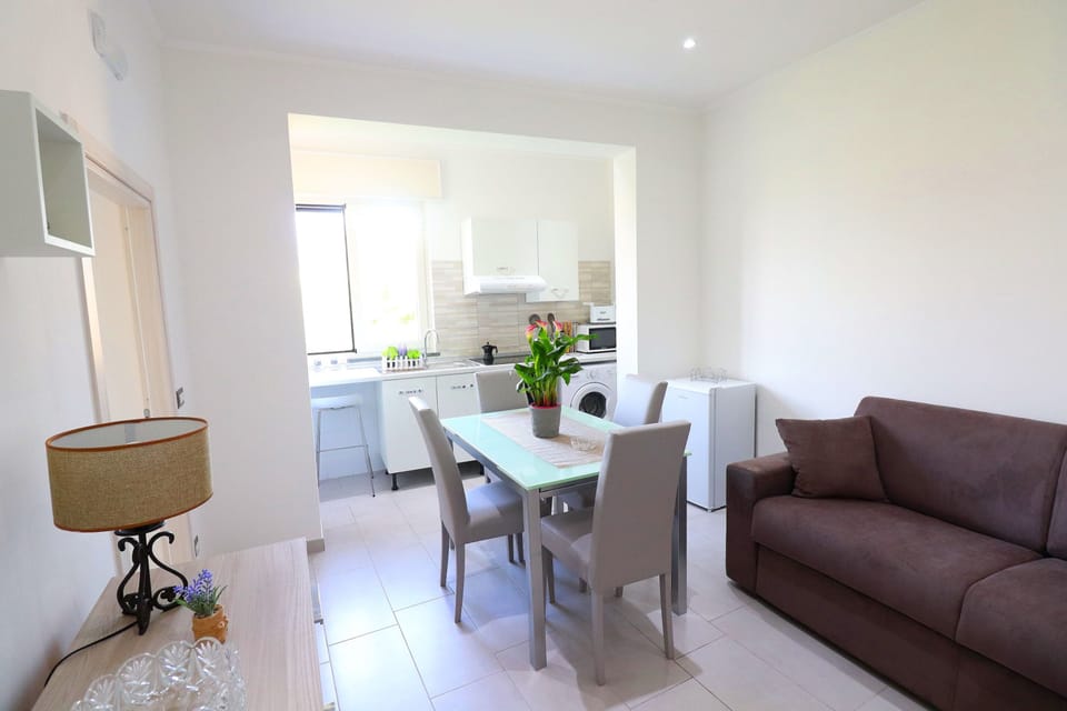 City Apartment, 1 Bedroom | Dining room
