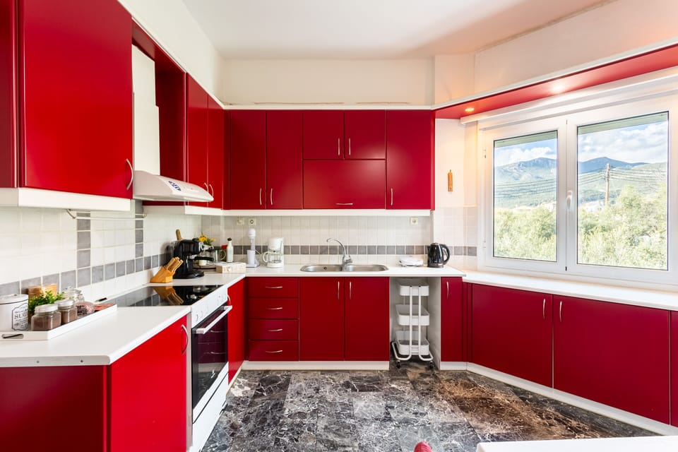 Coffee/tea maker, full-size fridge, oven, stovetop