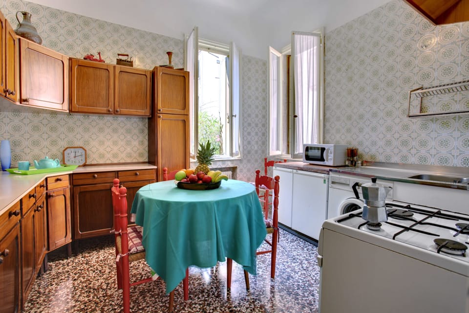 Full-size fridge, microwave, oven, stovetop