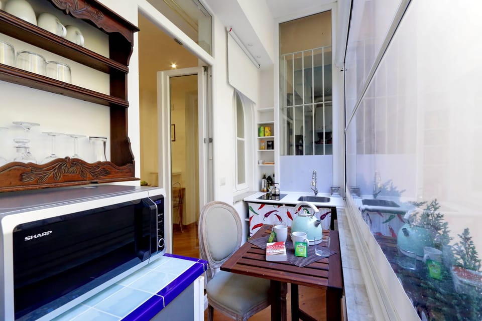 Full-size fridge, microwave, stovetop, dishwasher