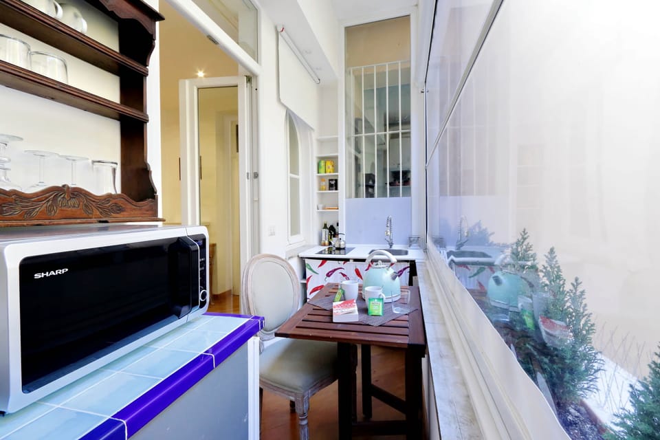 Full-size fridge, microwave, stovetop, dishwasher