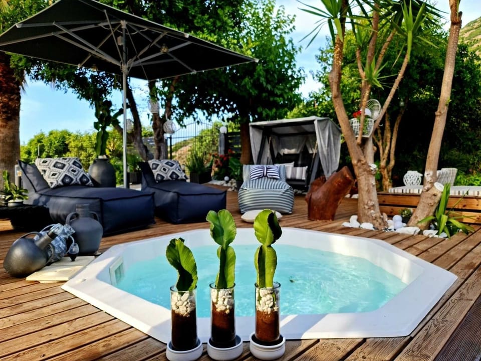 Outdoor spa tub