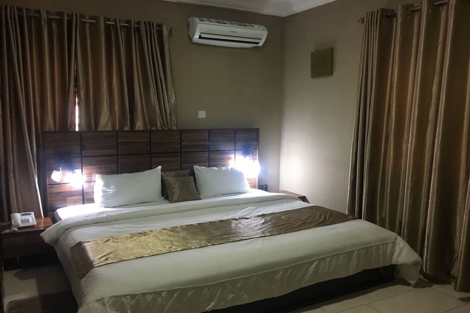 Luxury Room | In-room safe, desk, free rollaway beds, bed sheets