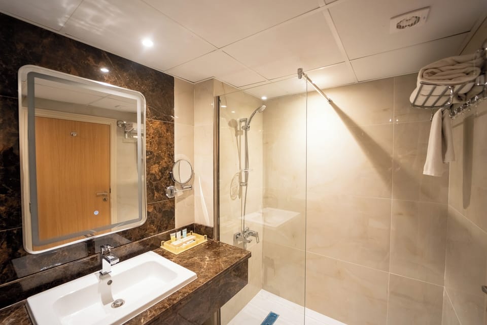 Shower, rainfall showerhead, free toiletries, hair dryer