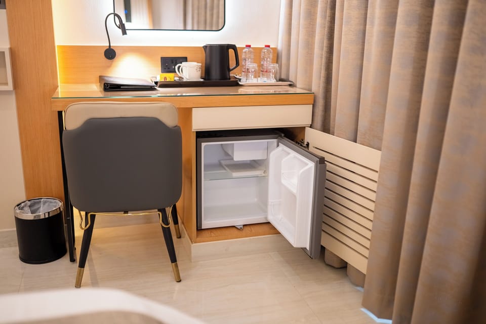 Desk, soundproofing, free WiFi, bed sheets