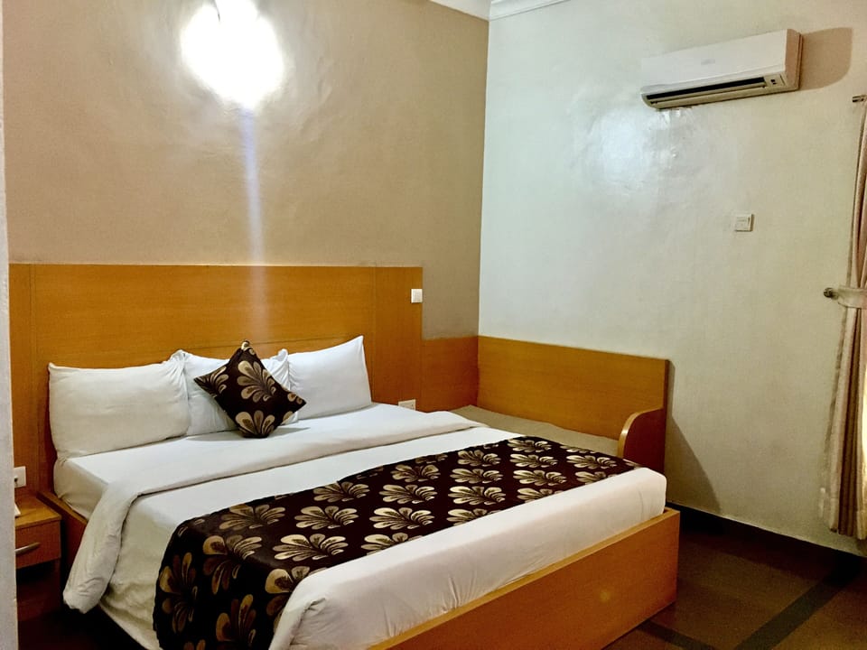 Executive Room (1) | Desk, blackout drapes, soundproofing, iron/ironing board