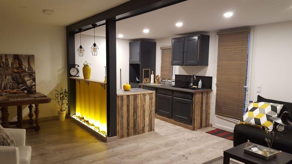 CONTAINER JAUNE SOLEIL | Living area