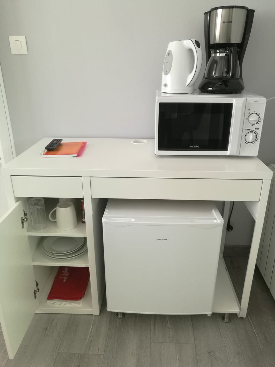 Comfort Room | Private kitchenette | Fridge, microwave, coffee/tea maker, electric kettle