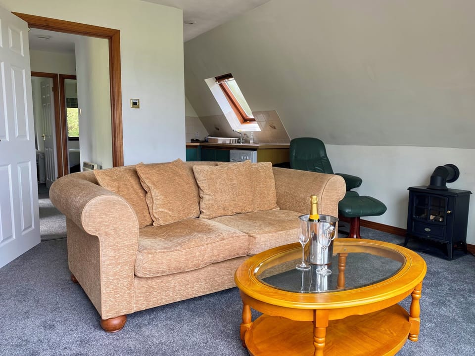 Lodge Glen Oykel, 2 Bedrooms | Living area | Flat-screen TV