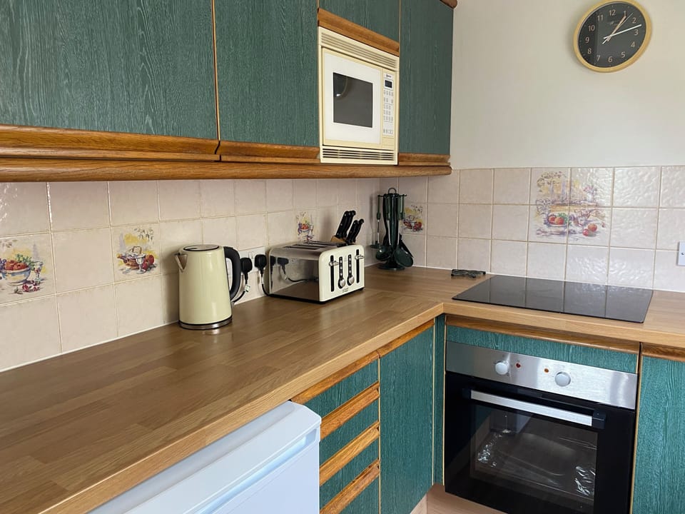 Lodge Glen Oykel, 2 Bedrooms | Private kitchen | Fridge, microwave, oven, stovetop