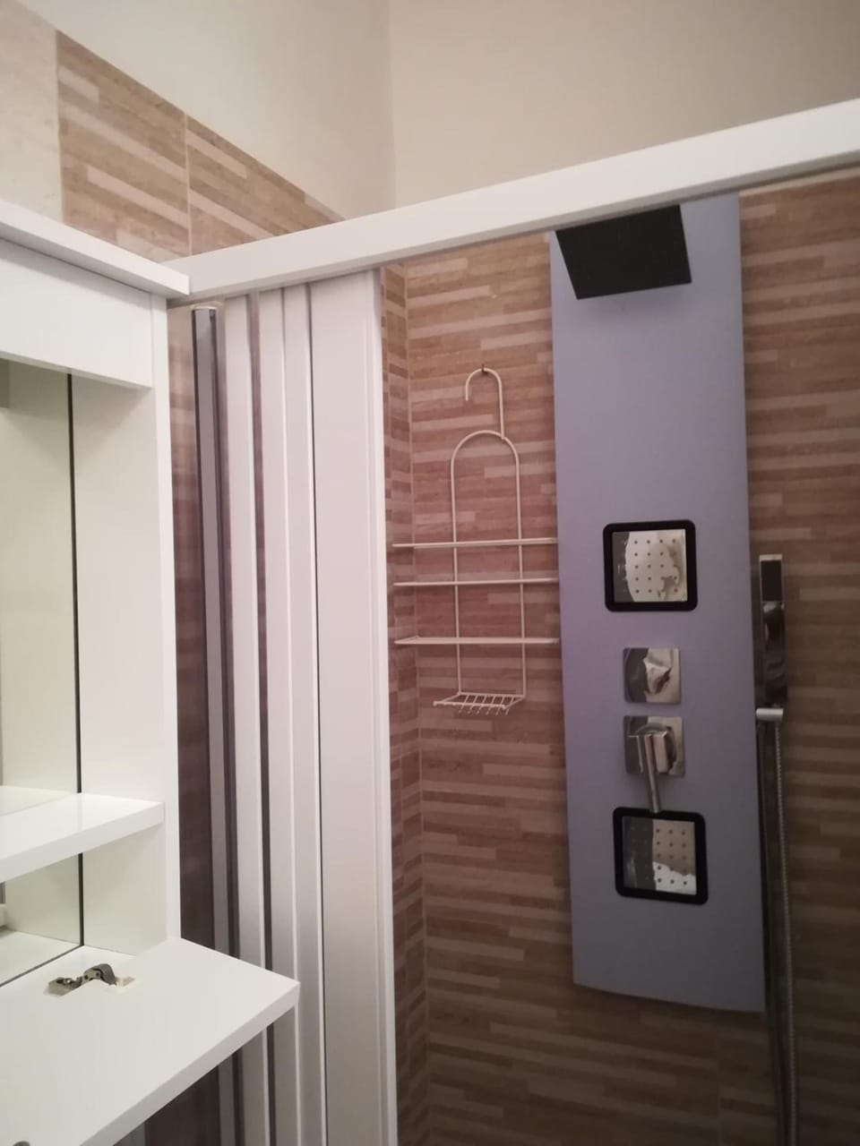 Shower, free toiletries, hair dryer, bidet