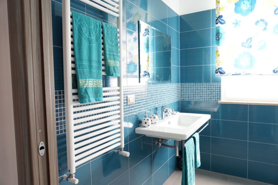 Comfort Suite | Bathroom | Shower, rainfall showerhead, free toiletries, hair dryer