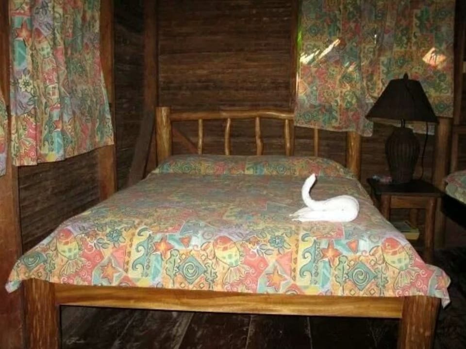 Basic Double Room, 2 Twin Beds, Non Smoking, Shared Bathroom | Bed sheets