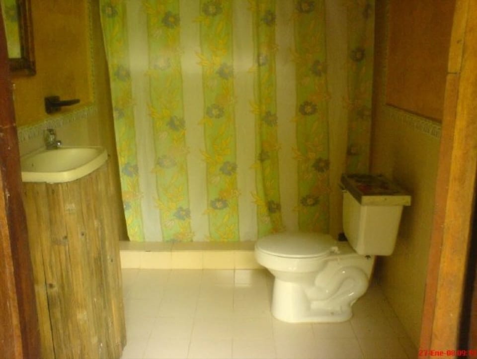 Shower, free toiletries, towels