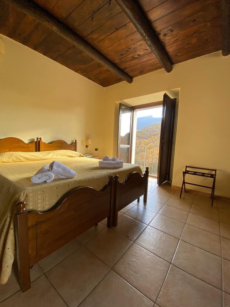 Deluxe Room, 2 Bathrooms | 1 bedroom, premium bedding, in-room safe, desk