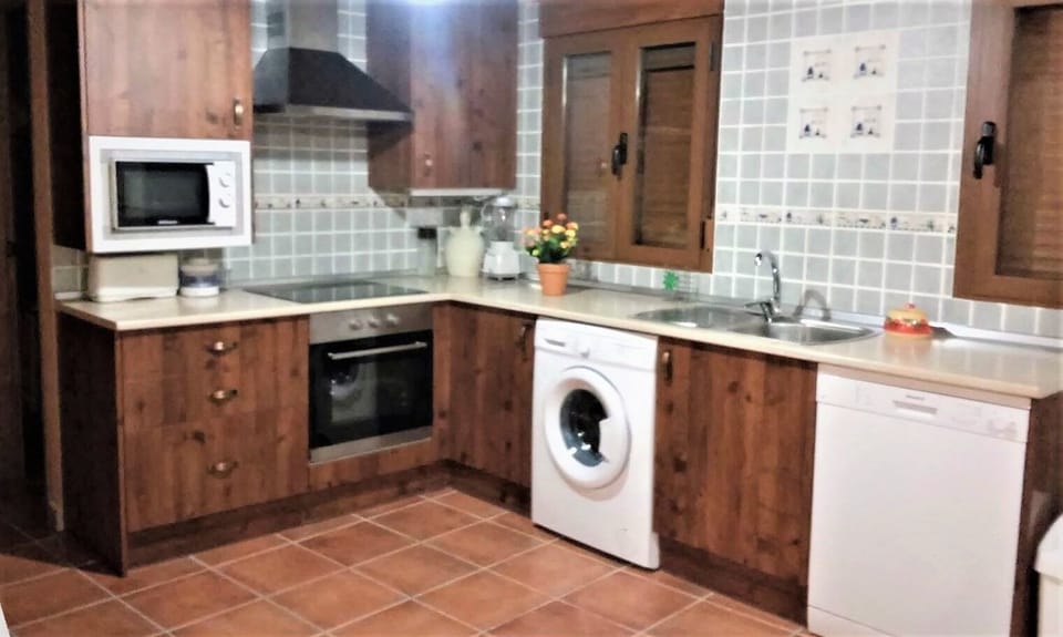 House, 3 Bedrooms | Private kitchen | Full-size fridge, microwave, oven, stovetop