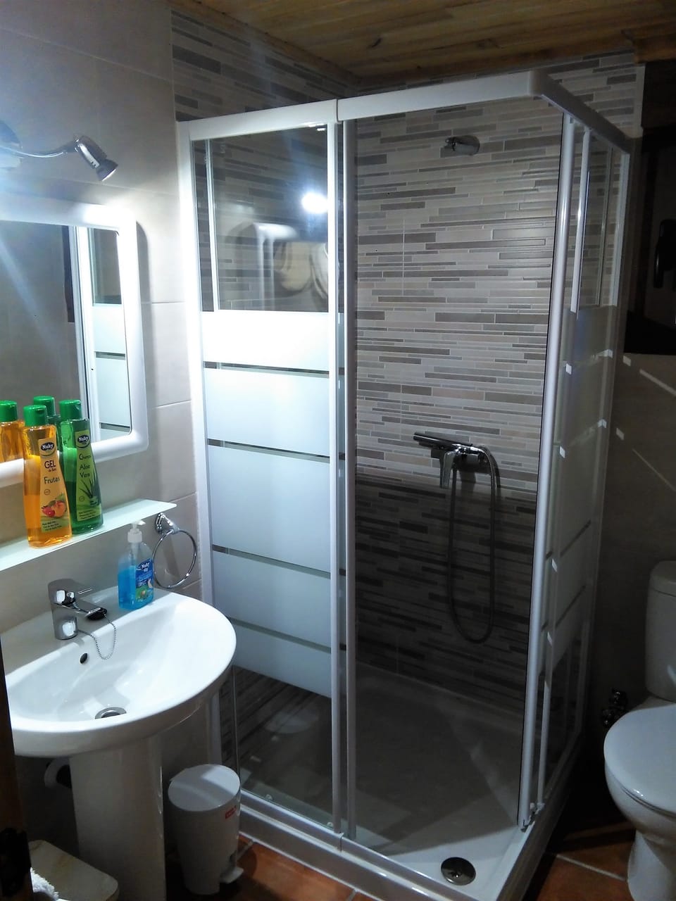 House, 3 Bedrooms | Bathroom | Shower, rainfall showerhead, designer toiletries, hair dryer