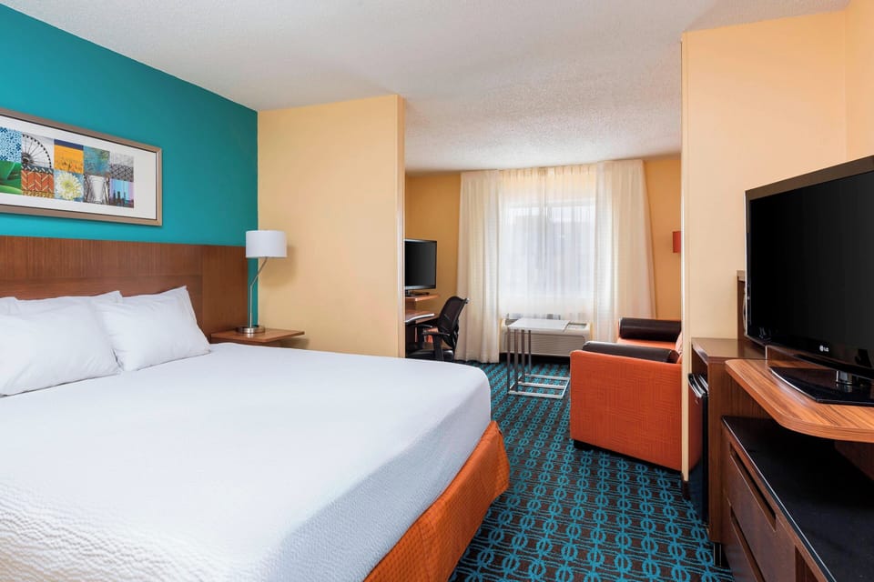 Executive Suite, 1 King Bed with Sofa bed | Premium bedding, desk, laptop workspace, iron/ironing board