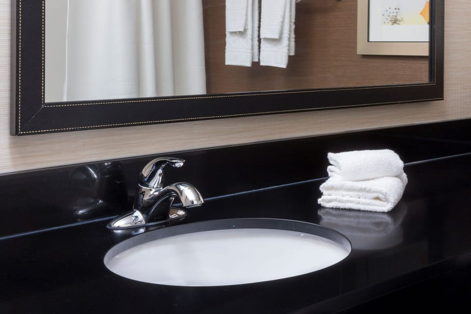 Combined shower/tub, free toiletries, hair dryer, towels