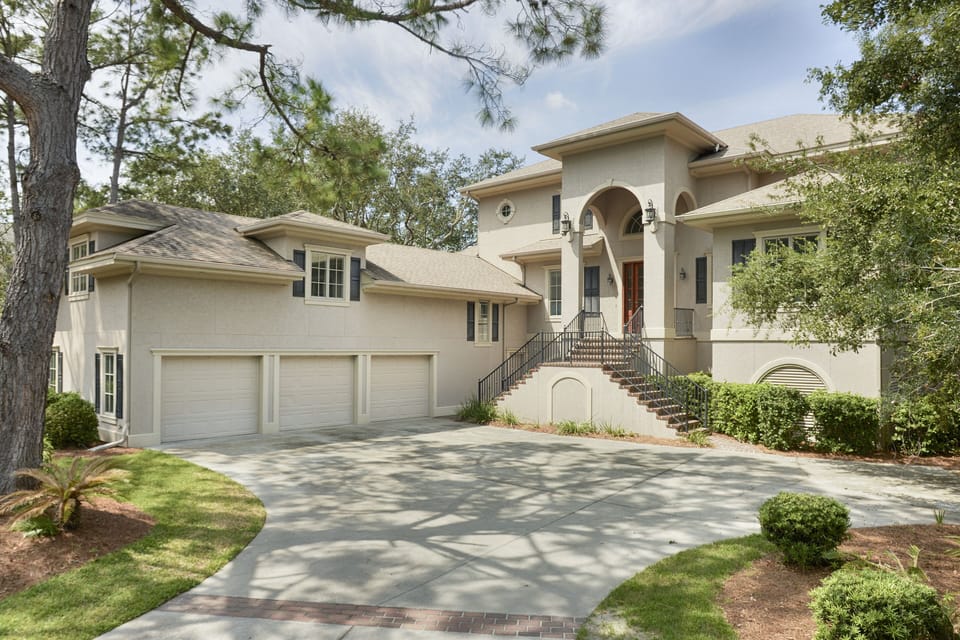 Welcome to 3 Lookout the perfect vacation retreat with 7 bedrooms and 7 baths