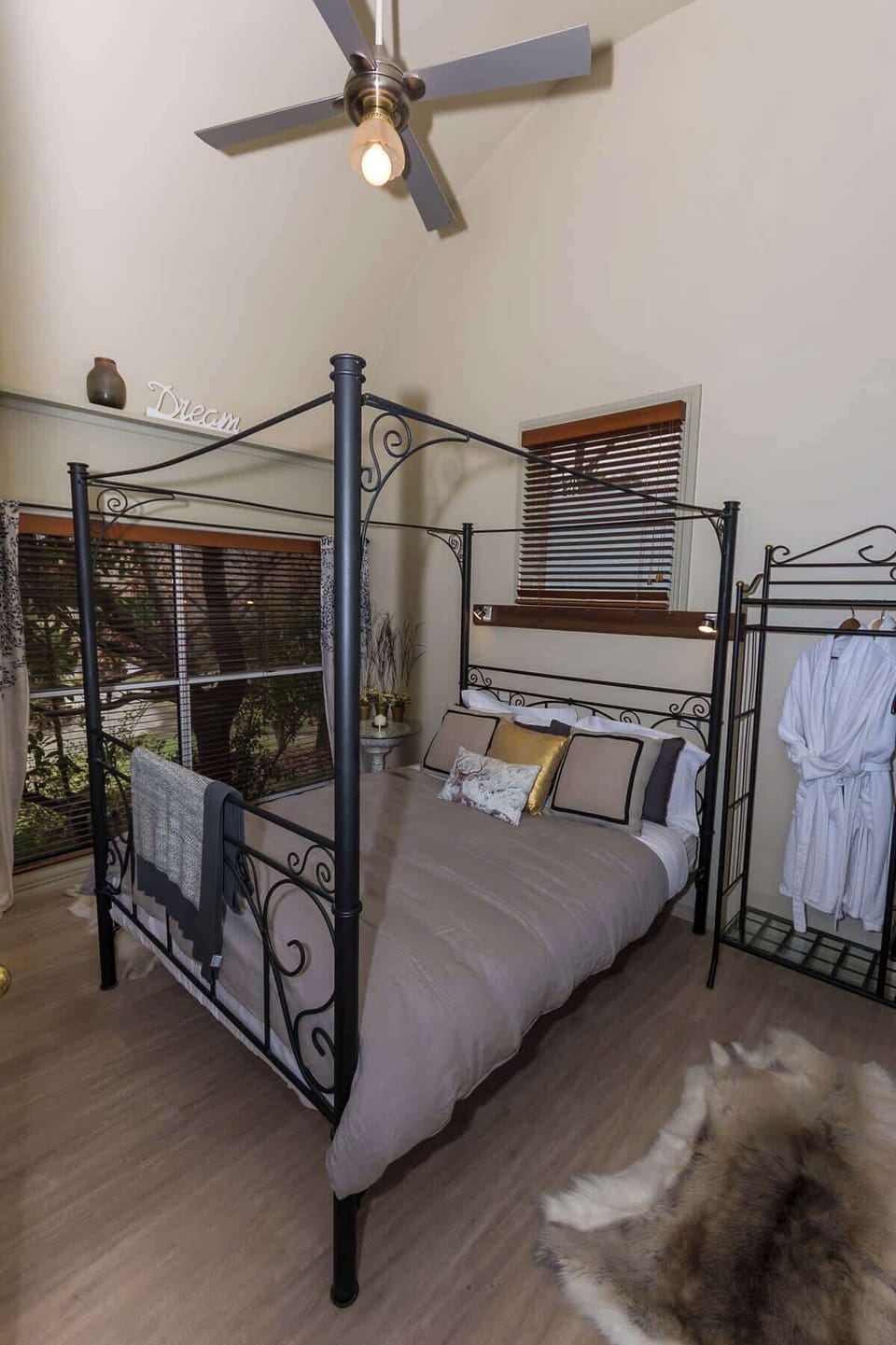 4 post Q/S master bedroom