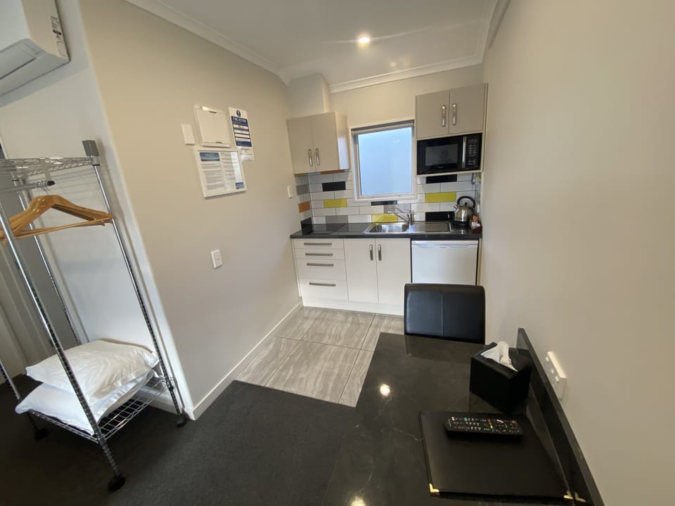 King Studio | Private kitchen | Coffee/tea maker, fridge, microwave, stovetop