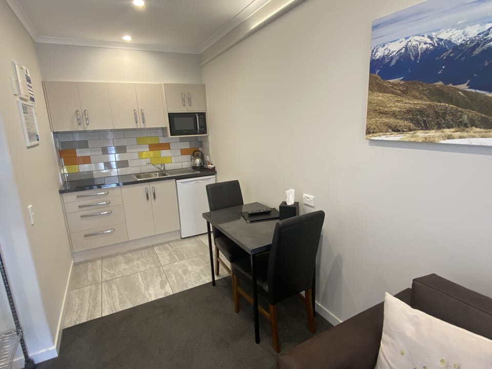 King Studio | Private kitchen | Coffee/tea maker, fridge, microwave, stovetop