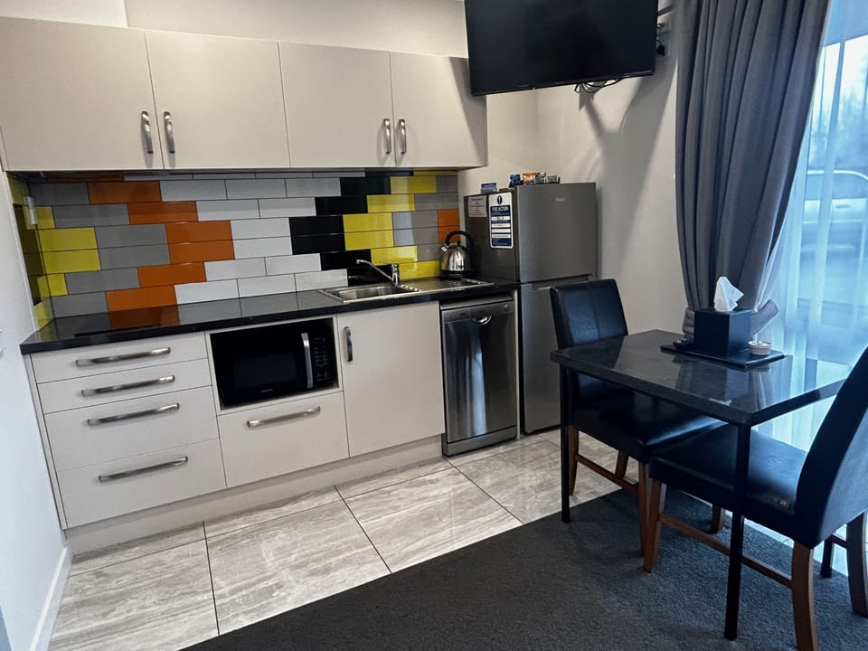 1-Bedroom Apartment | Private kitchen | Coffee/tea maker, fridge, microwave, stovetop