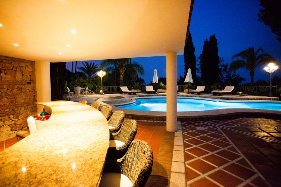 Pool bar
